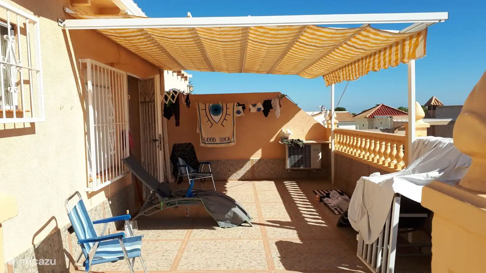 Terrasse ensoleillée à l’étage avec auvent