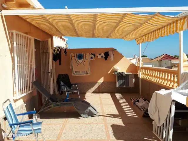 Tranquilo townhouse/Bungalow Kwintos | Espagne, Costa Blanca, Torrevieja - bungalow Terrasse ensoleillée à l’étage avec auvent