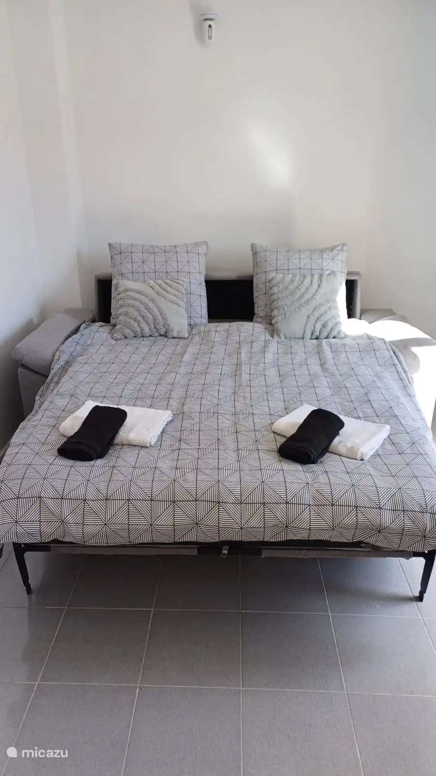 Lit 2 personnes à l’étage. 190 cm.
