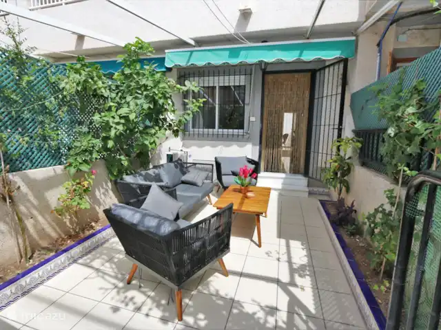 Location de Vacances Espagne, Murcia, San Pedro del Pinatar, maison de vacances - Maison mitoyenne à San Pedro del Pinatar  Jardin avant avec salon