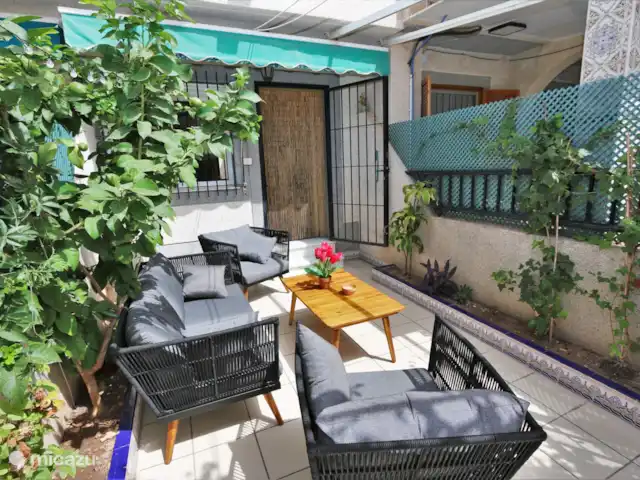 Location de Vacances Espagne, Murcia, San Pedro del Pinatar, maison de vacances - Maison mitoyenne à San Pedro del Pinatar  Jardin avant avec salon
