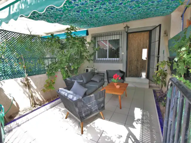 Location de Vacances Espagne, Murcia, San Pedro del Pinatar, maison de vacances - Maison mitoyenne à San Pedro del Pinatar  Jardin avant avec salon