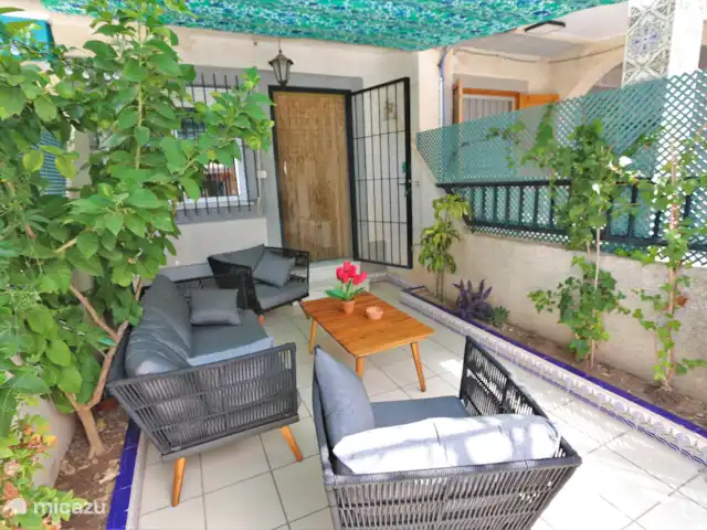 Location de Vacances Espagne, Murcia, San Pedro del Pinatar, maison de vacances - Maison mitoyenne à San Pedro del Pinatar  Jardin avant avec salon