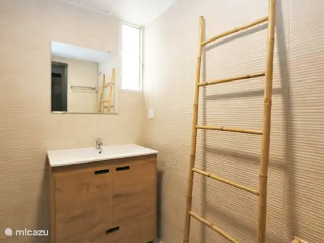 Location de Vacances Espagne, Murcia, San Pedro del Pinatar, appartement - Luxe sur la côte avec vue sur la mer Deuxième salle de bain avec toilettes, lavabo et cabine de douche.