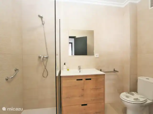 Location de Vacances Espagne, Murcia, San Pedro del Pinatar, appartement - Luxe sur la côte avec vue sur la mer Salle de bain spacieuse avec toilettes, lavabo et douche à l’italienne spacieuse.