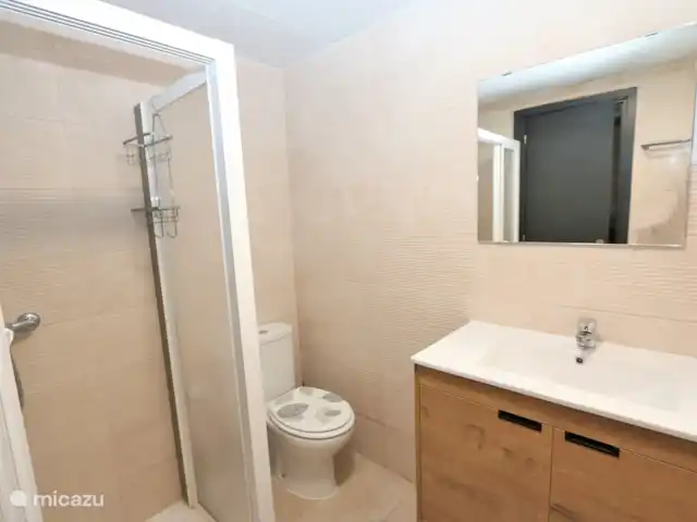 Location de Vacances Espagne, Murcia, San Pedro del Pinatar, appartement - Luxe sur la côte avec vue sur la mer Deuxième salle de bain avec toilettes, lavabo et cabine de douche.