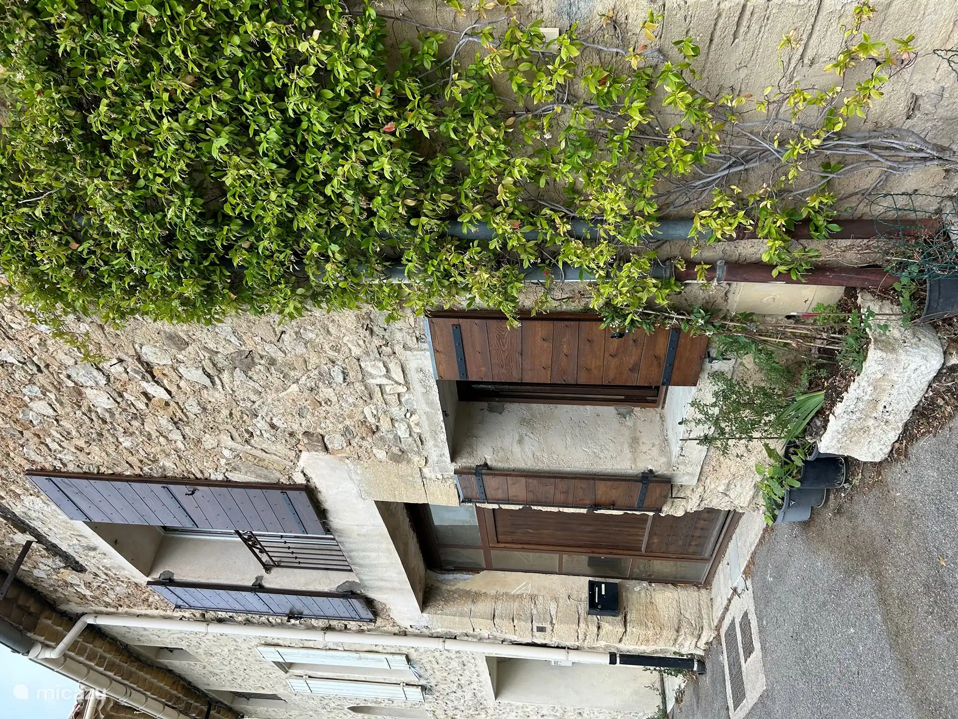 El granero de Barroux en Francia, Vaucluse, Le Barroux - vivienda urbana