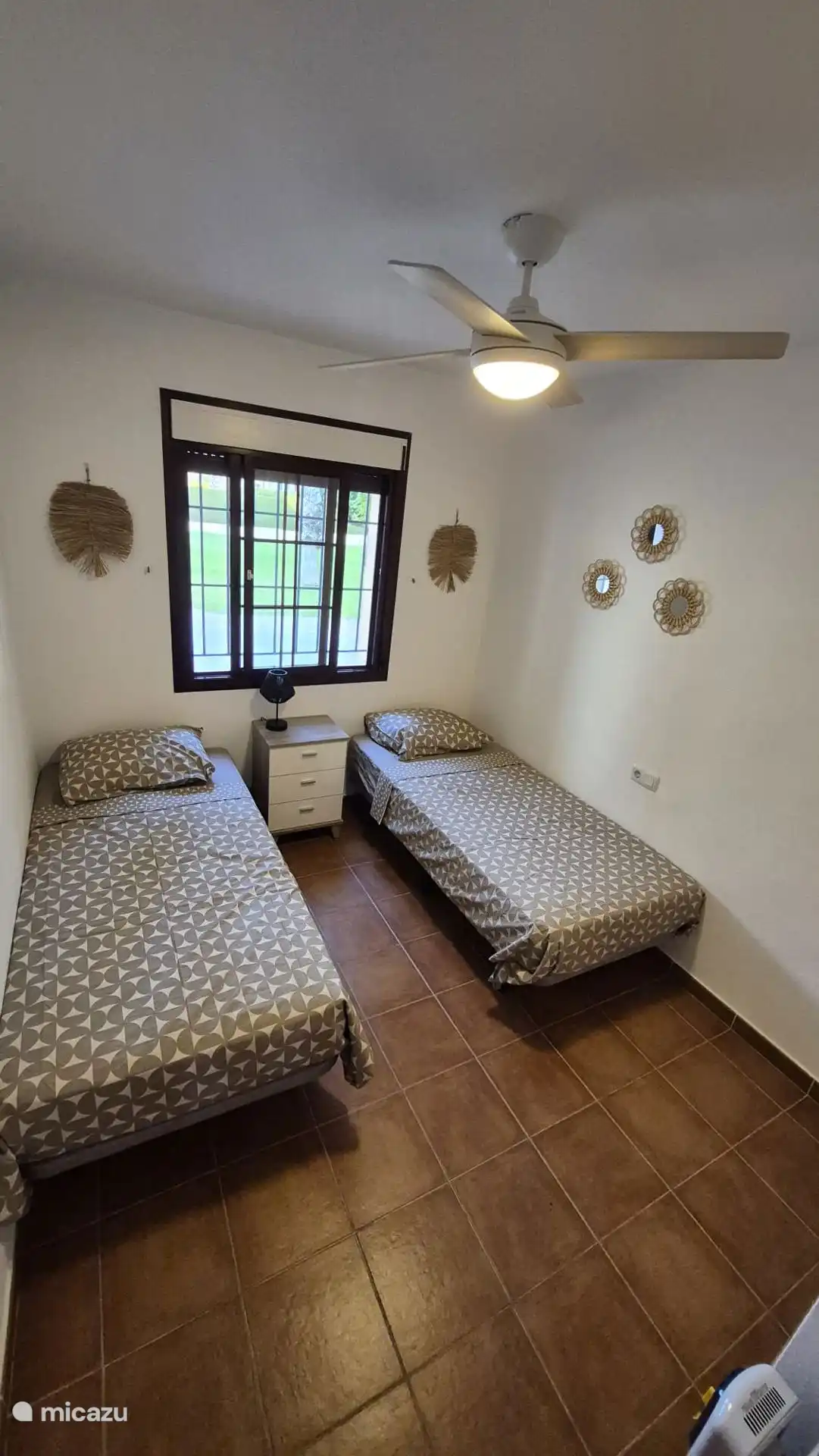 Bedroom 2 with 2x single bed