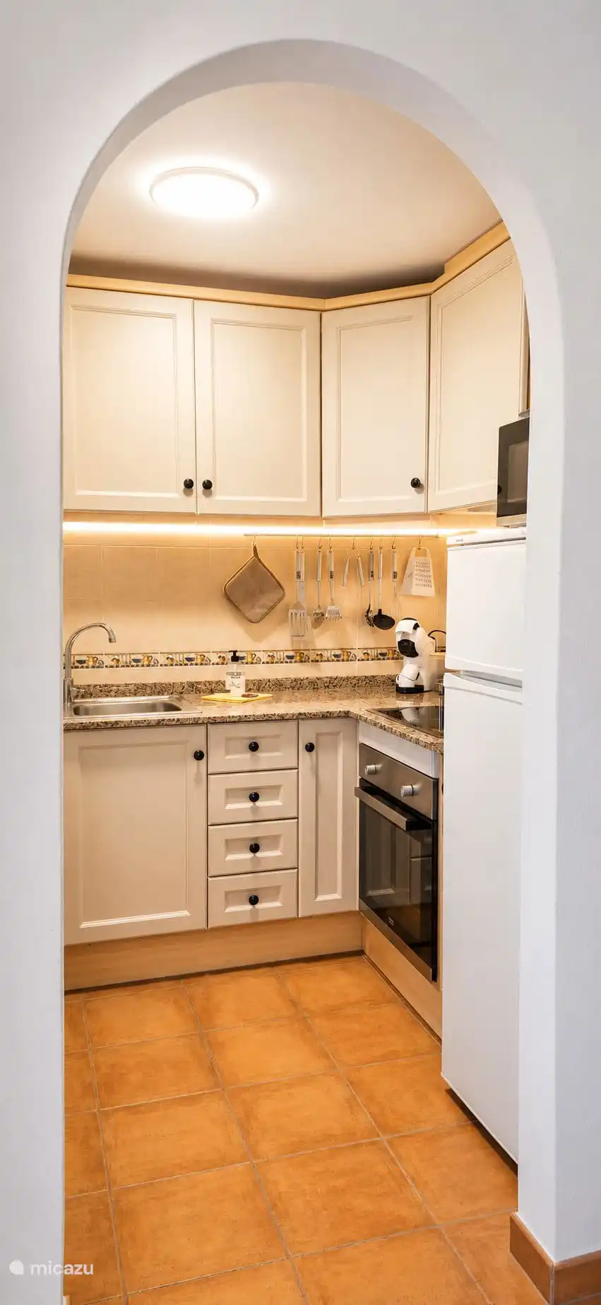 Keuken met vaatwasser,  magnetron,  koelkast, oven, koffiezetapparaat van dolce gusto en airfryer