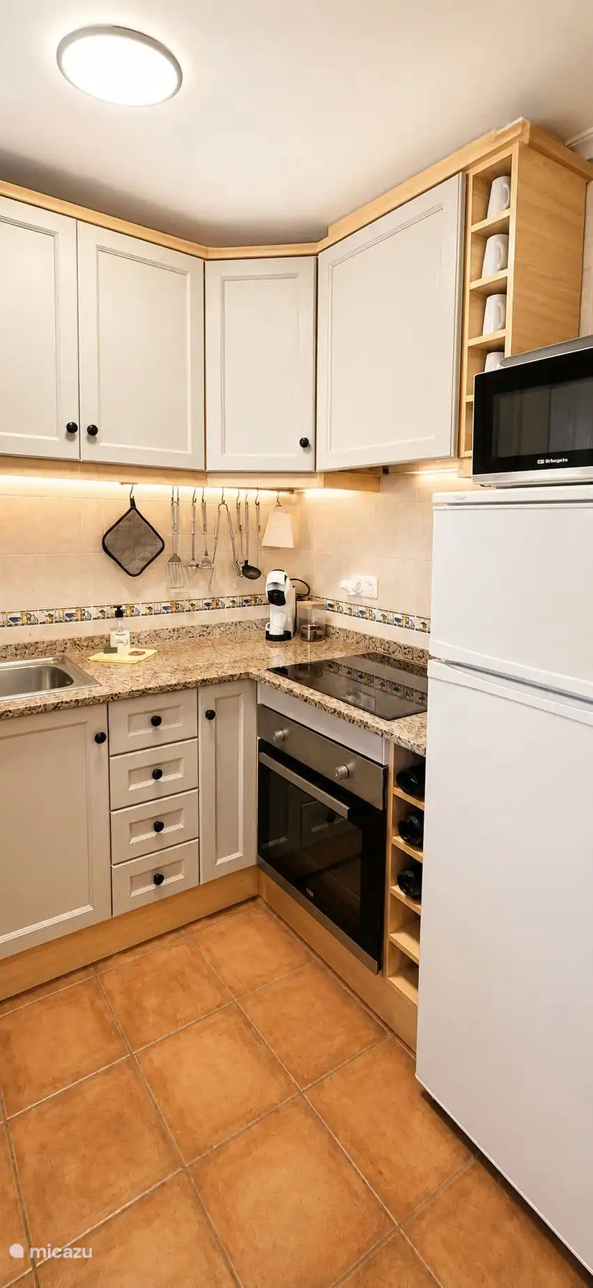 Keuken , met vaatwasser, oven, magnetron, airfryer en dolce gusto koffiezetapparaat 