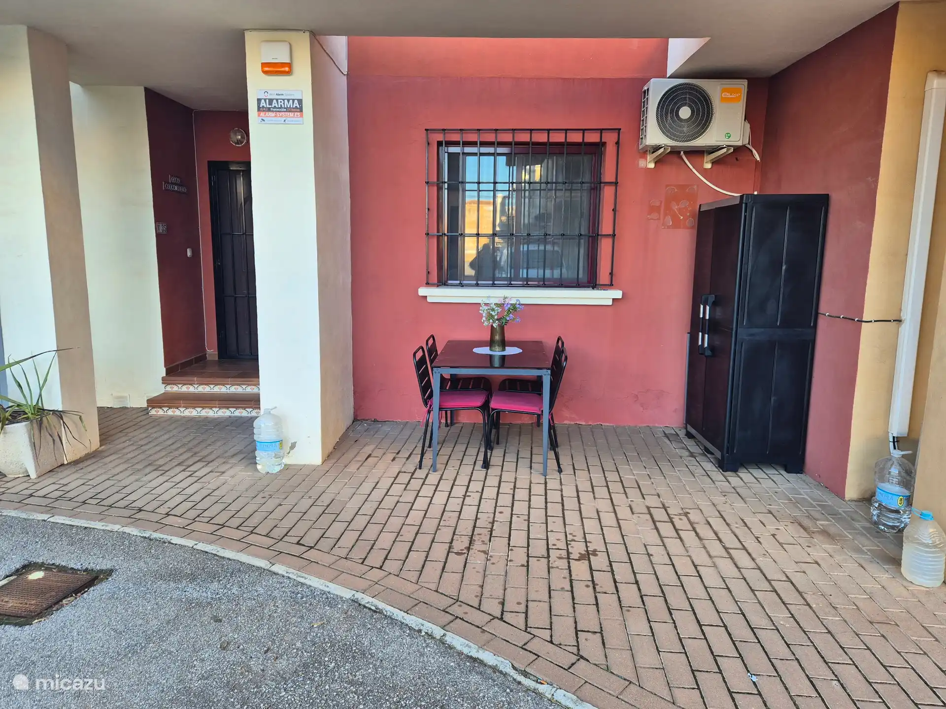 Voortuin ingericht met tuinset