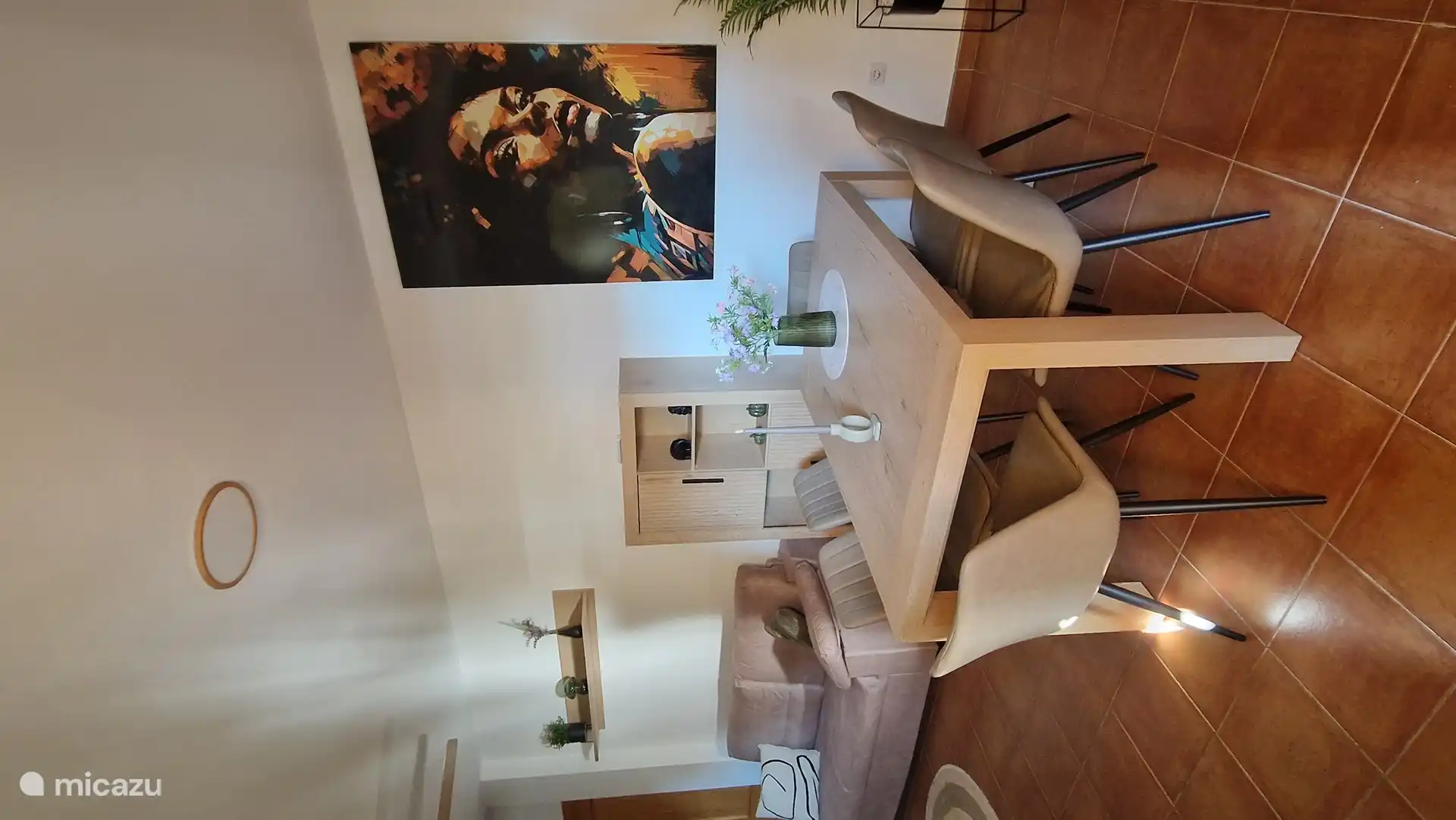 Dining area with a dining table that can be extended so that you can dine comfortably with 6 people