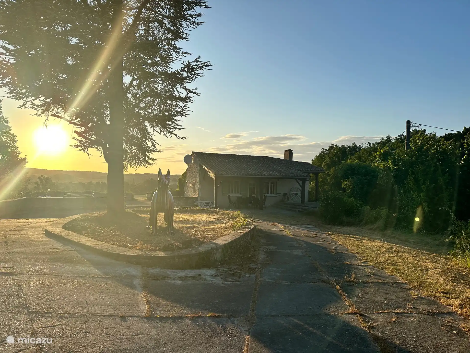 Front gîte + parking