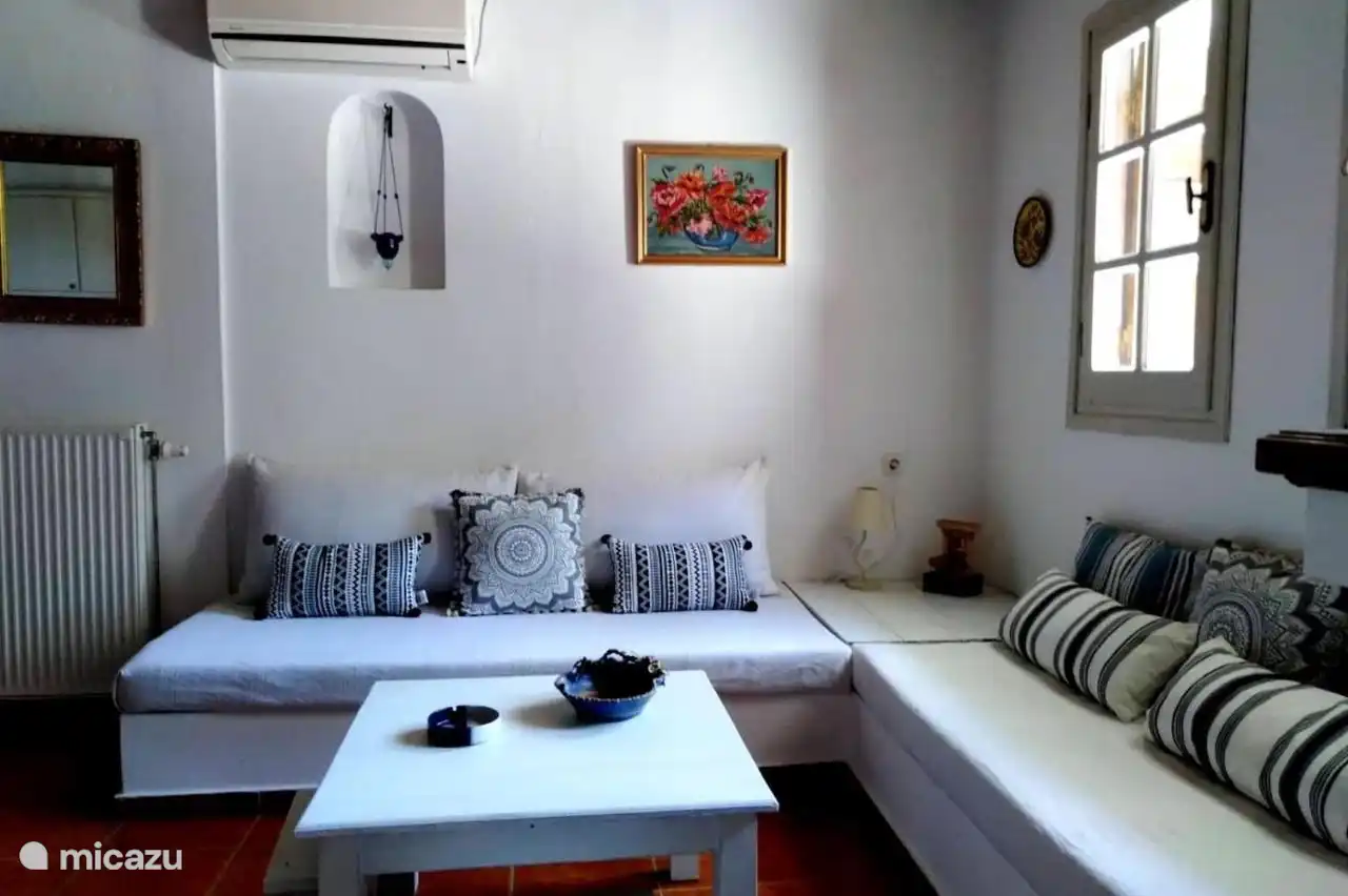 Villa Katerina - Menelaos Apartment - Wohnzimmer mit 2 Schlafsofas
