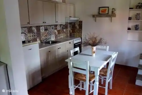 Villa Katerina - Menelaos Apartment - Küche mit Tisch und 4 Stühlen
