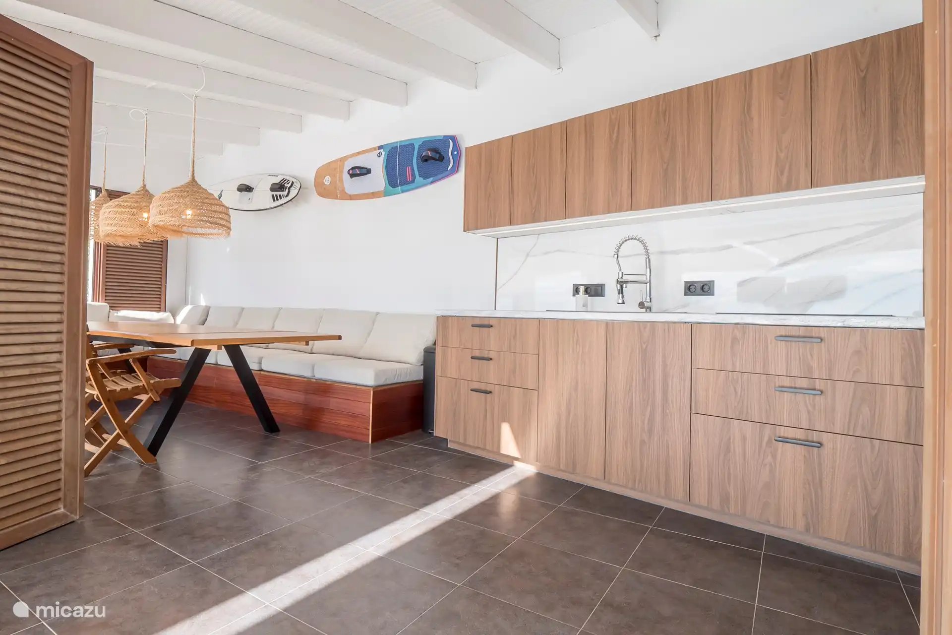 Casita junto a la piscina para el almuerzo