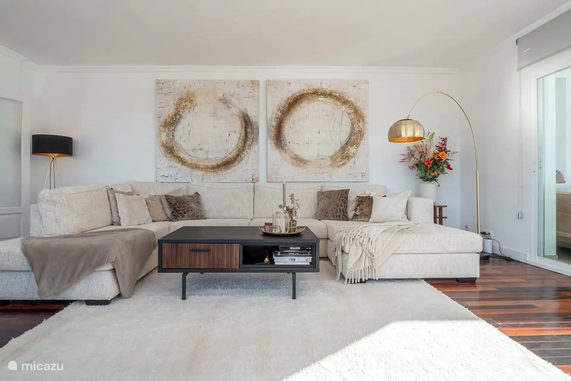 sala de estar con gran televisor de 75 pulgadas con canales NL 