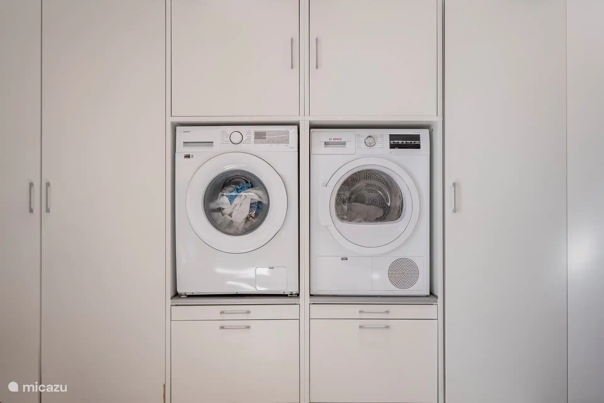 Lavadora secadora en el garaje 