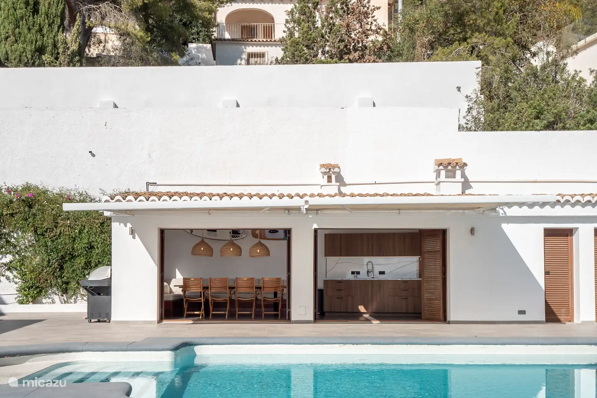 Casita para almorzar fuera del sol con cocina completa y mesa para 12 personas