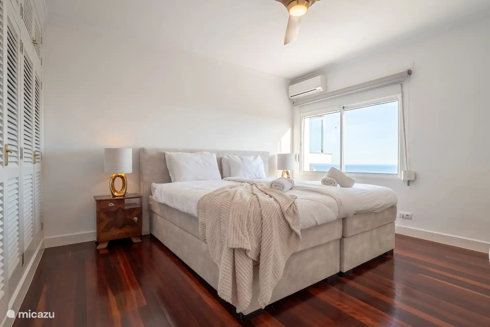 2 el maestro con preciosa cama con vistas al mar e Ifach desde su cama aire acondicionado se oscurece completamente 