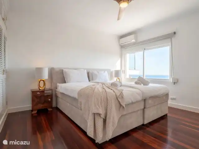 Villa El Panorama | Espagne, Costa Blanca, Moraira - villa 2 le maître avec un joli lit vue sur la mer et Ifach de votre lit air conditionné s’assombrit complètement