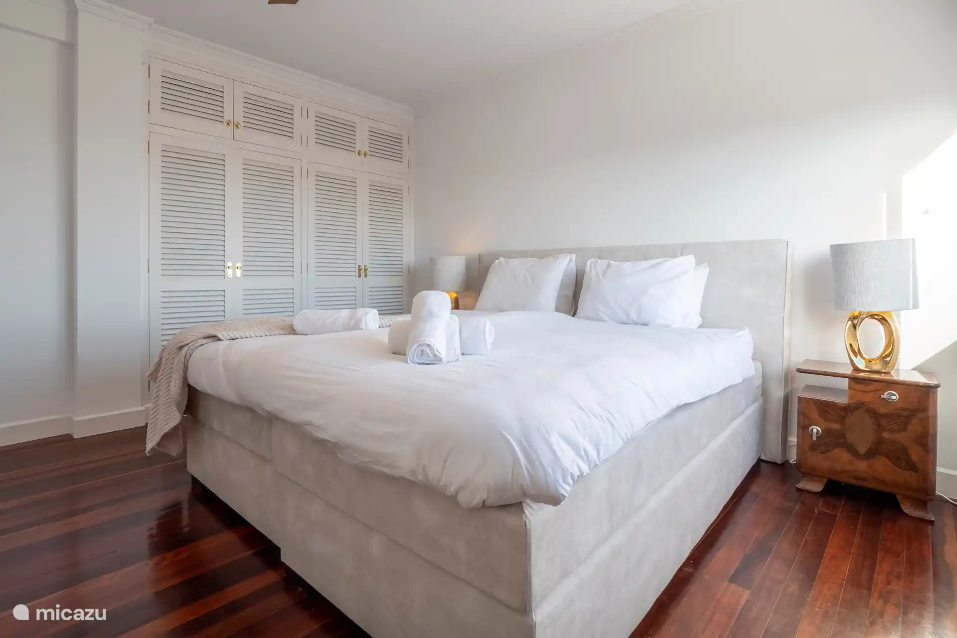 2 el maestro con preciosa cama con vistas al mar e Ifach desde su cama aire acondicionado se oscurece completamente