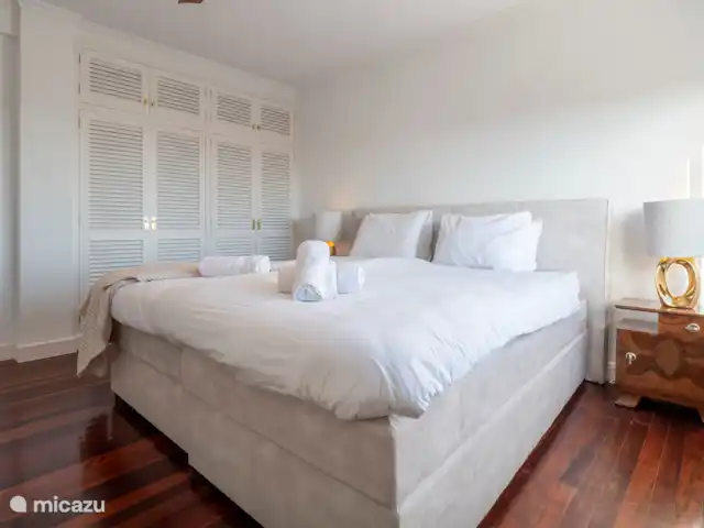 Villa El Panorama | Espagne, Costa Blanca, Moraira - villa 2 le maître avec un joli lit vue sur la mer et Ifach de votre lit air conditionné s’assombrit complètement