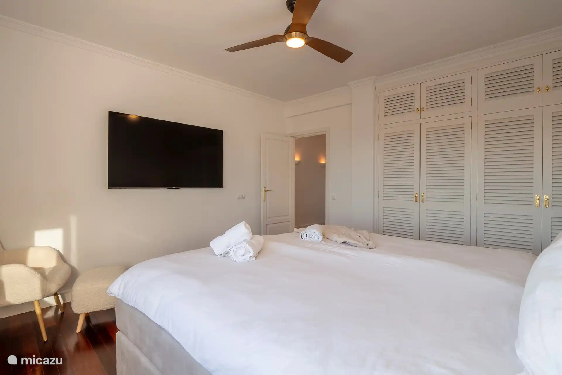 2 la cama principal con preciosa cama con vistas al mar e Ifach desde su cama el aire acondicionado se puede oscurecer por completo, TV grande no debe perderse 