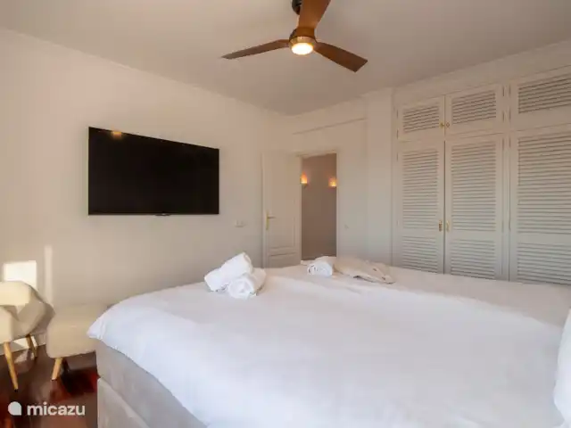 Villa El Panorama | Espagne, Costa Blanca, Moraira - villa 2 le maître avec un joli lit vue sur la mer et Ifach de votre lit la climatisation peut être complètement assombri grande télévision à ne pas manquer