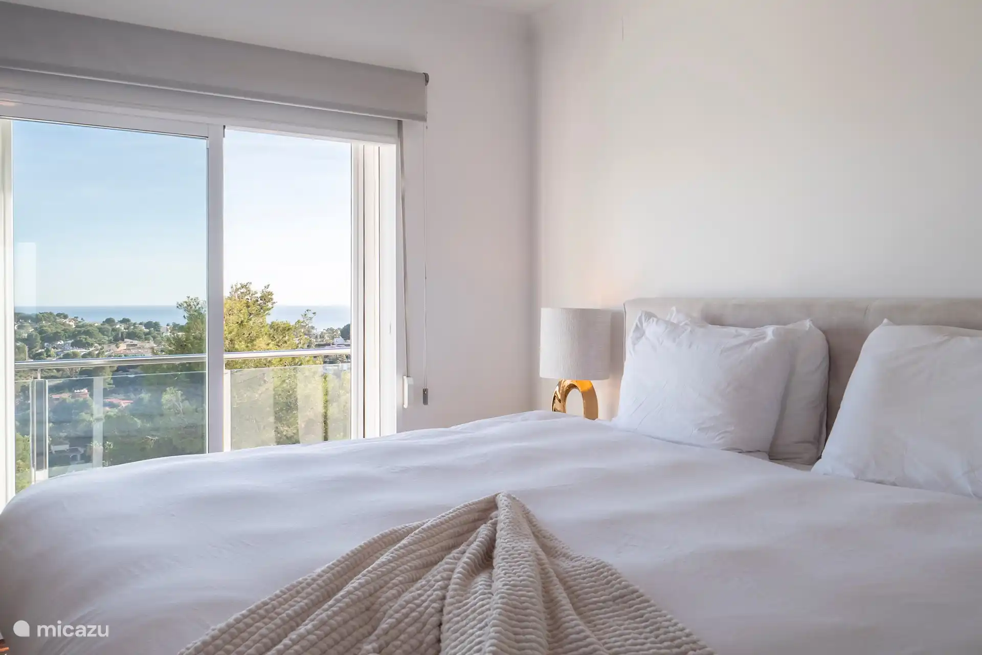 retrato y el pueblo de Moraira desde su cama, aire acondicionado totalmente oscurecido con 2 balcones y gran TV de 75 pulgadas 
