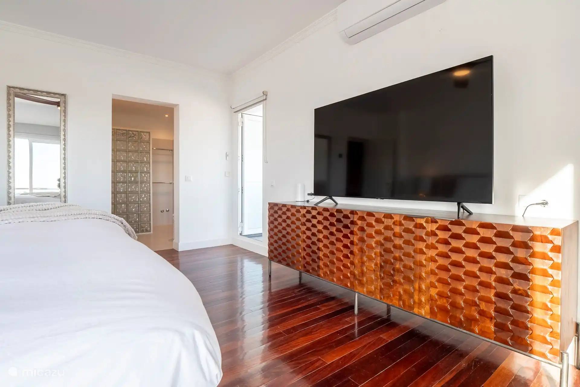 retrato y el pueblo de Moraira desde su cama, aire acondicionado totalmente oscurecido con 2 balcones y gran TV de 75 pulgadas 