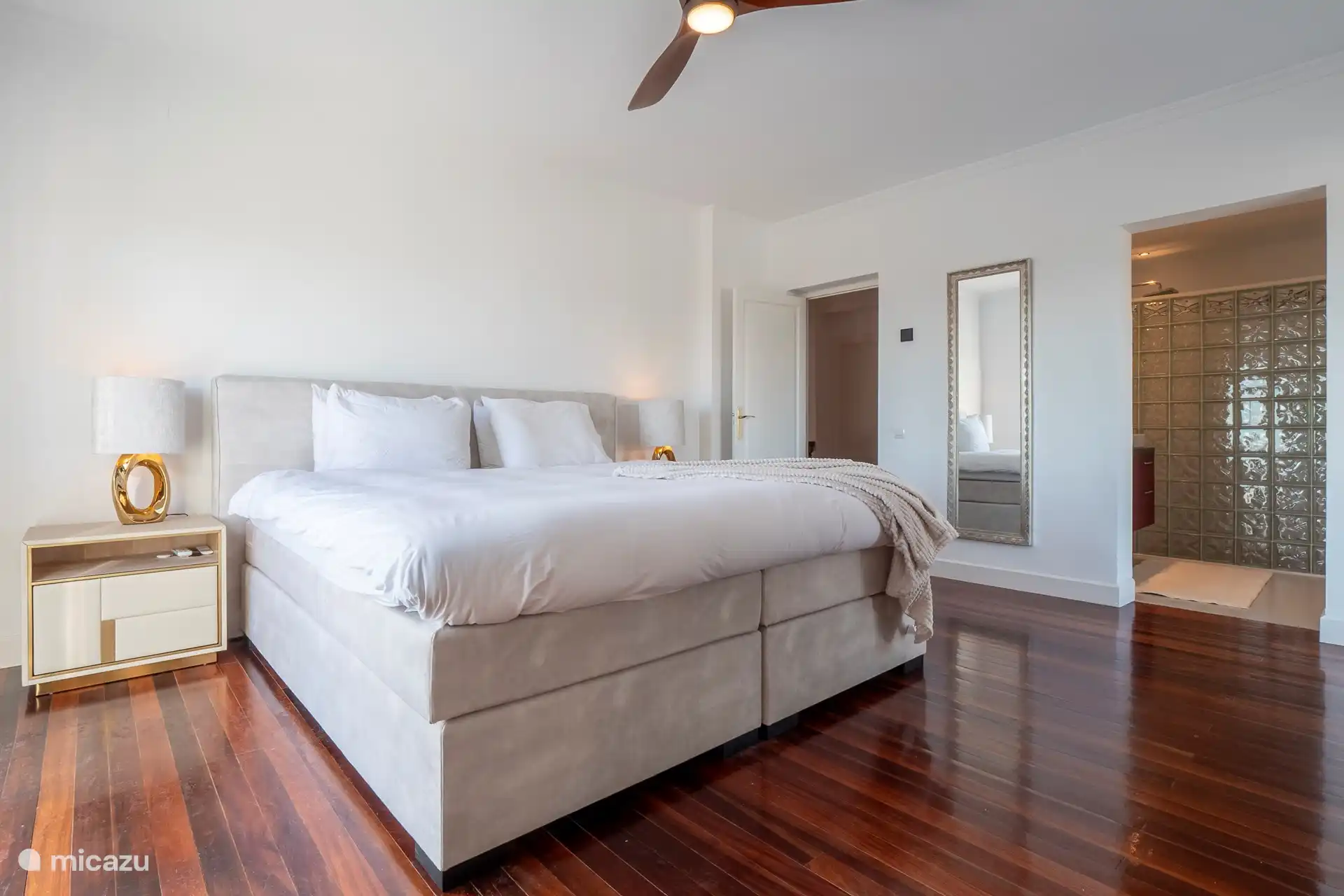 retrato y el pueblo de Moraira desde su cama, aire acondicionado completamente oscurecido con 2 balcones y gran TV de 75 pulgadas y baño en suite 