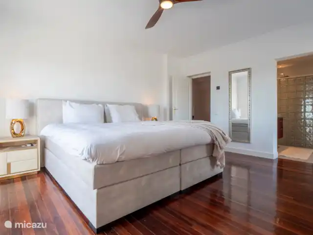 Villa El Panorama | Espagne, Costa Blanca, Moraira - villa portrait et le village de Moraira de votre lit climatisation complètement obscurcie avec 2 balcons et grande télévision de 75 pouces et salle de bain attenante