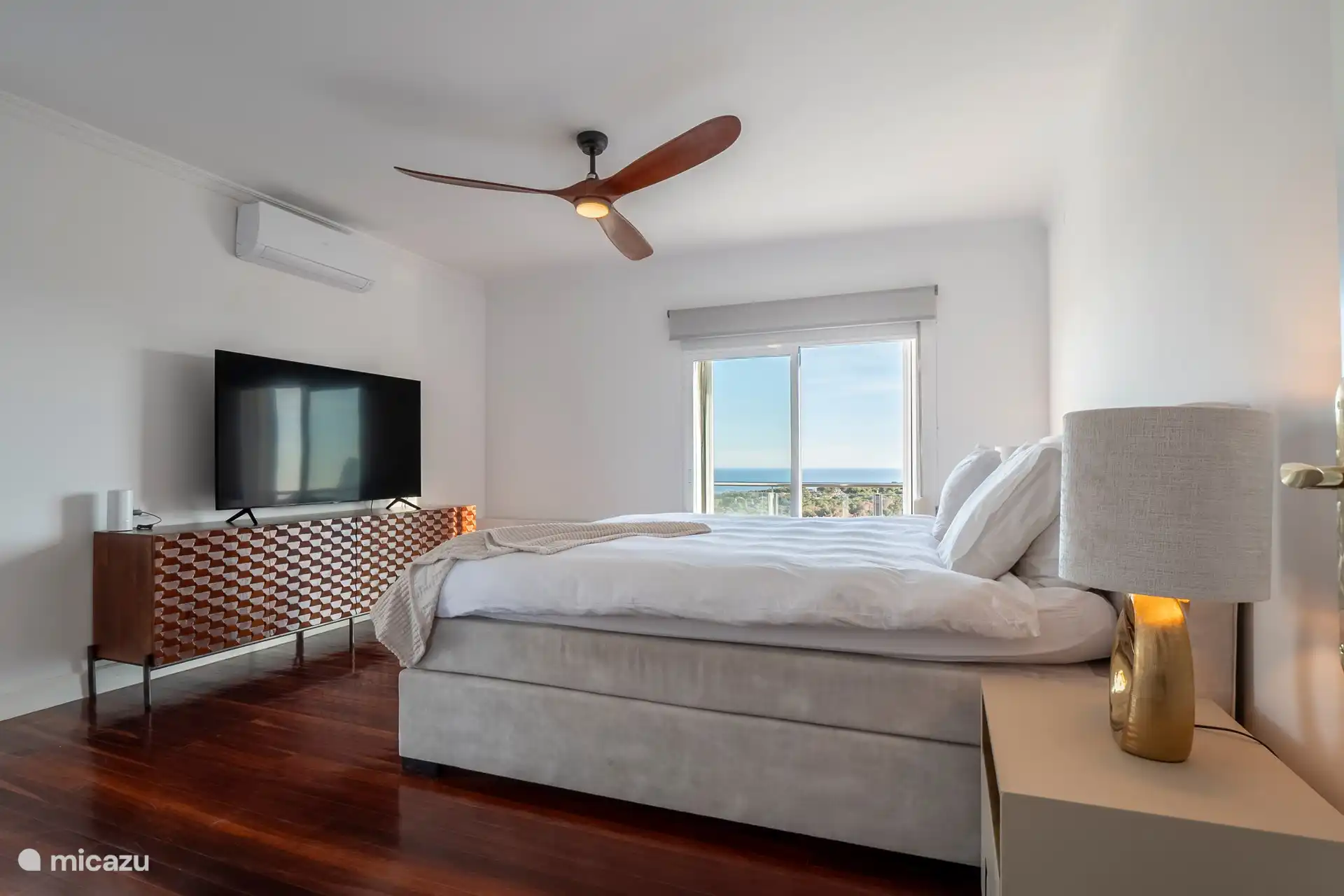 retrato y el pueblo de Moraira desde su cama, aire acondicionado totalmente oscurecido con 2 balcones y gran TV de 75 pulgadas 