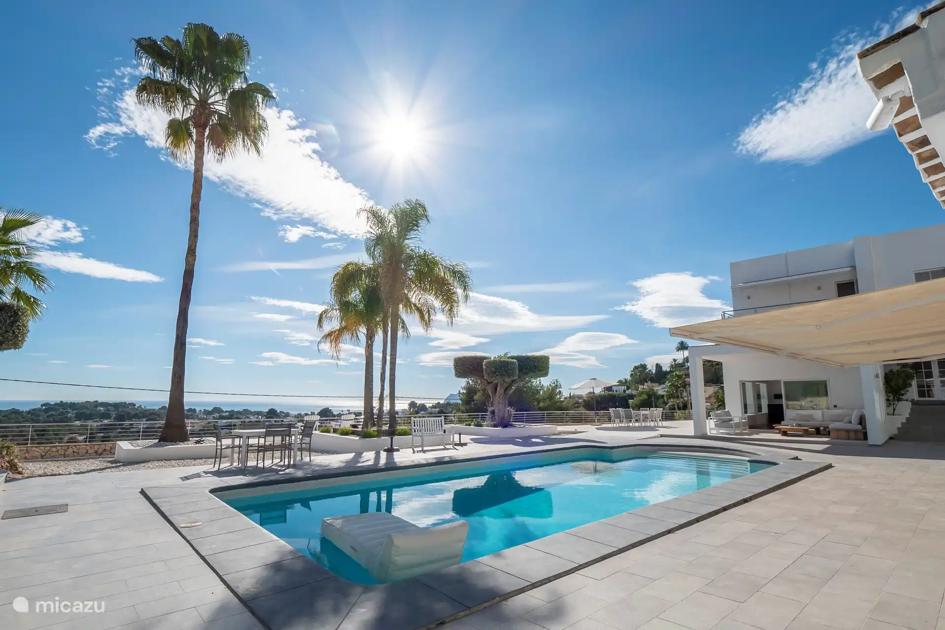 Tumbado al sol con el susurro de las palmeras 