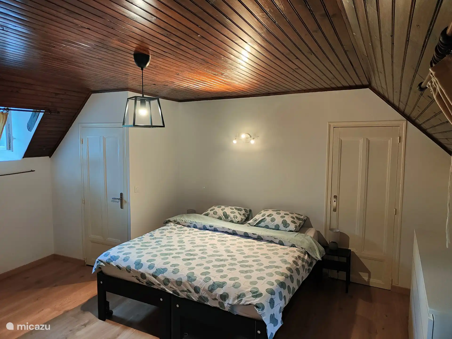 Das große Auping-Bett sorgt für einen komfortablen und erholsamen Schlaf. Zusätzliche Decken und Kissen werden bei Bedarf zur Verfügung gestellt. Für den wirklich kalten Winter steht auch eine Heizdecke zur Verfügung.