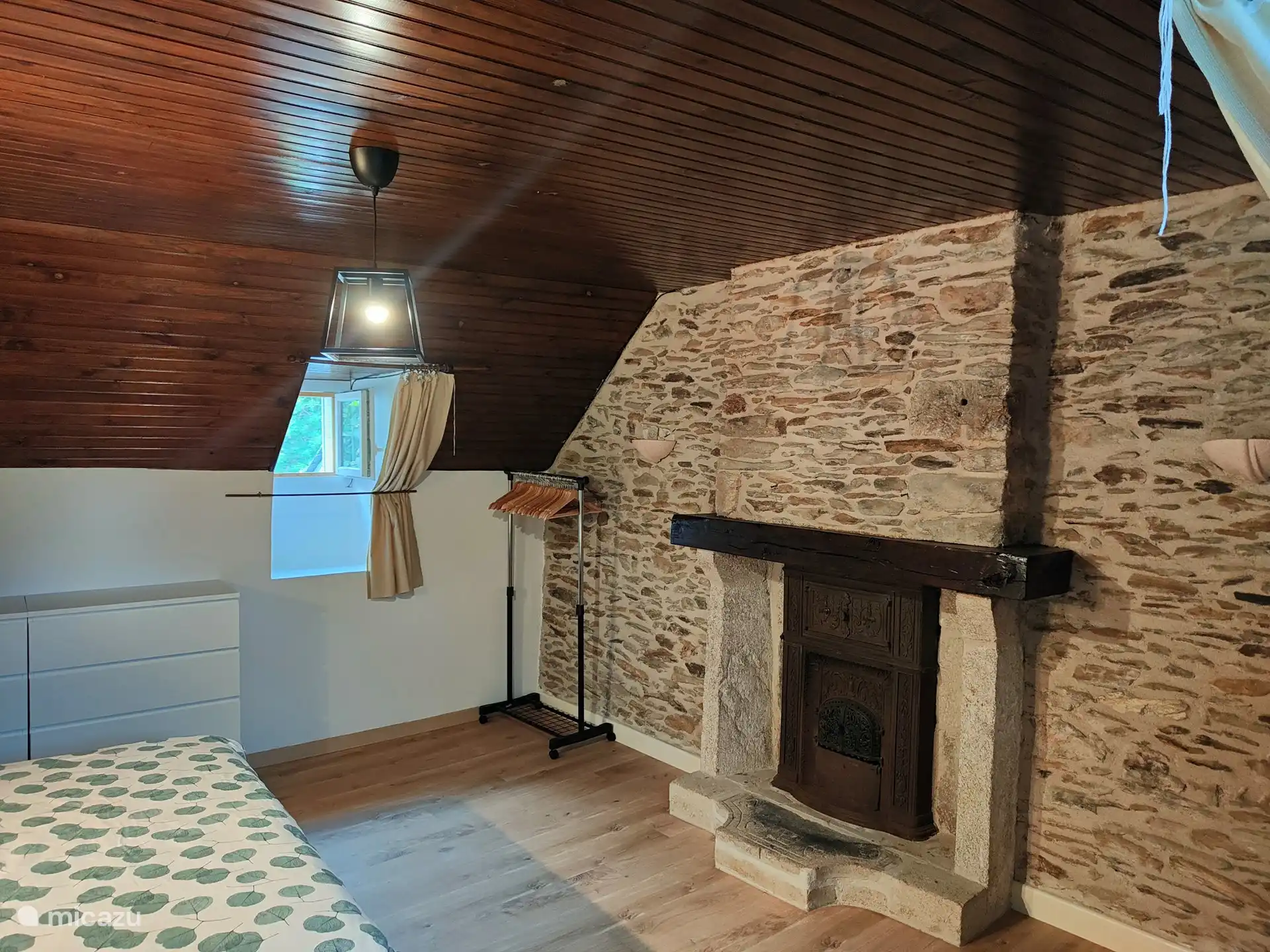 Das Hauptschlafzimmer mit authentischer verfugter Wand.