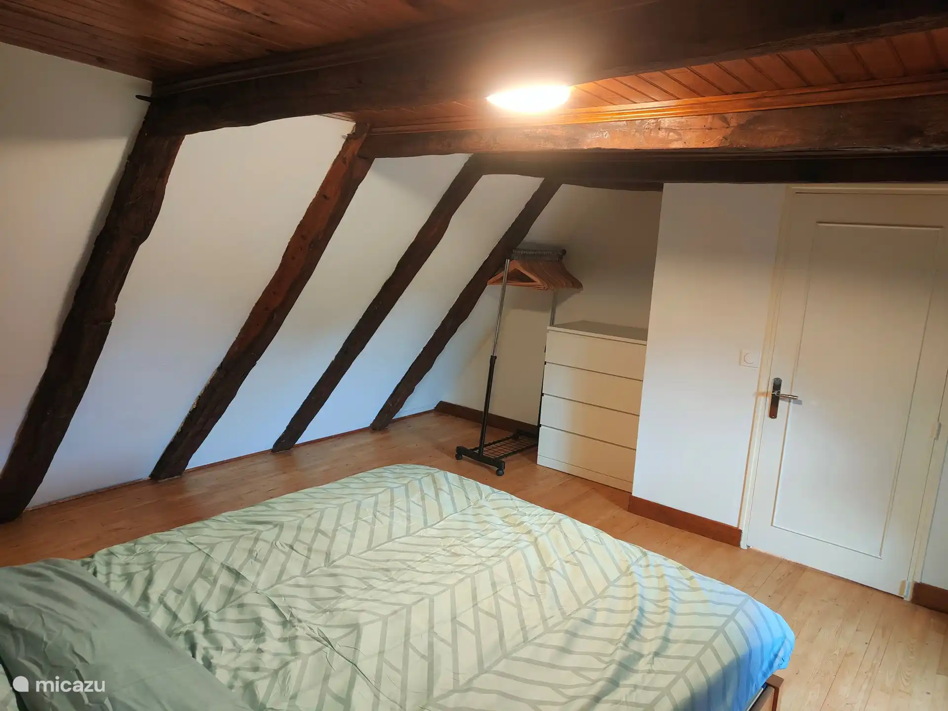 Auch hier gibt es Stauraum mittels einer Kommode und einem Kleiderständer