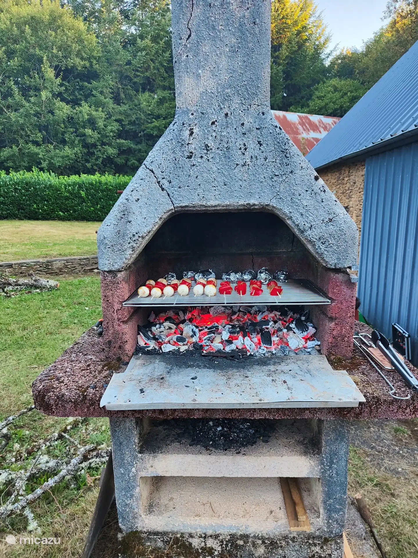 Bereiten Sie ein köstliches Abendessen auf dem festen Grill im Garten zu