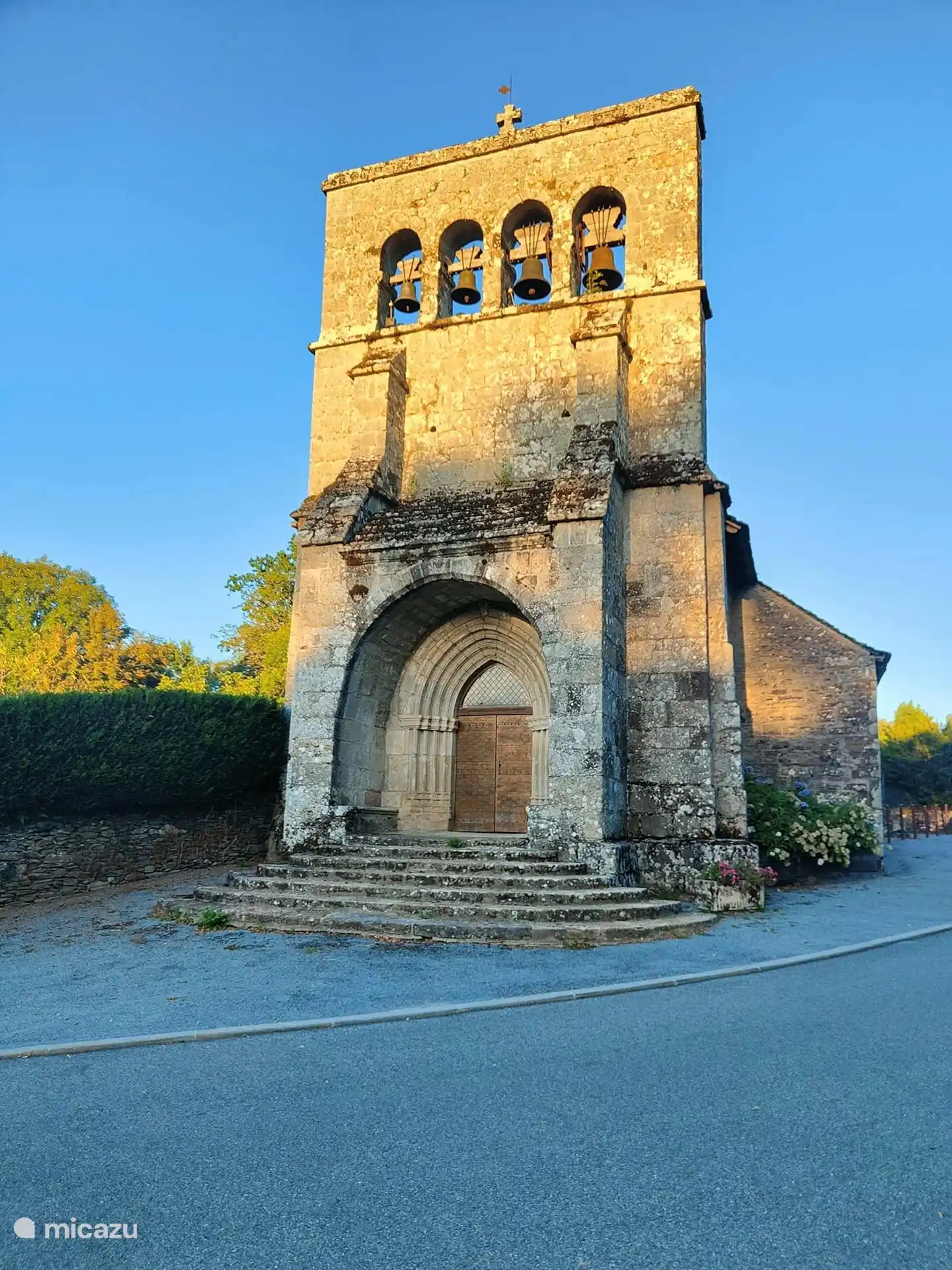 Die monumentale Kirche ist von der Gîte aus zu Fuß erreichbar.