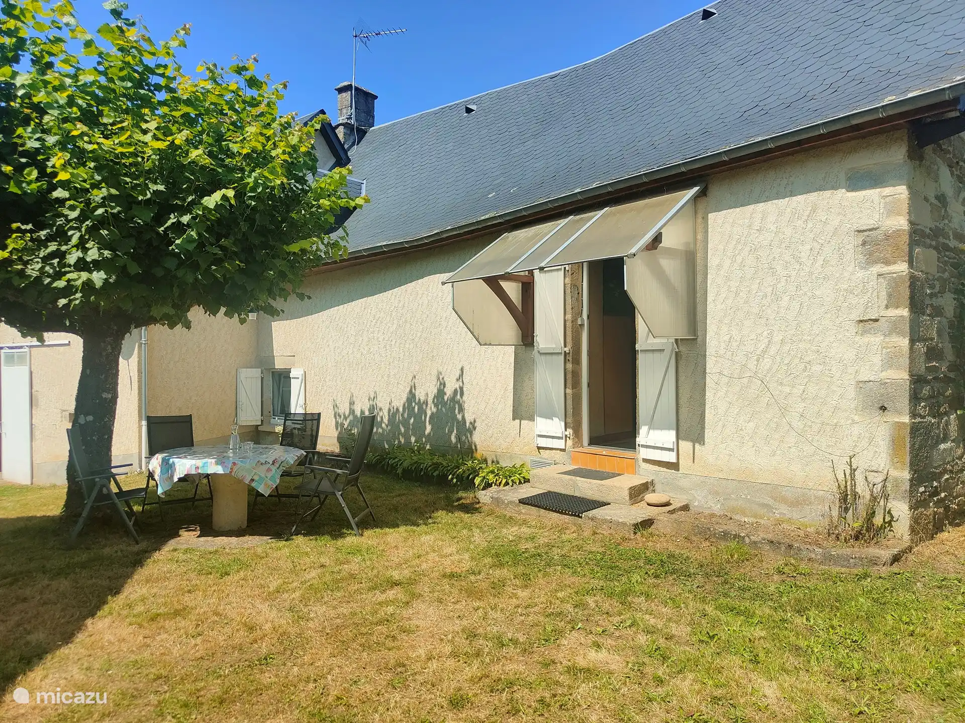 Von der Küche aus können Sie den Tisch nach draußen stellen und genießen!