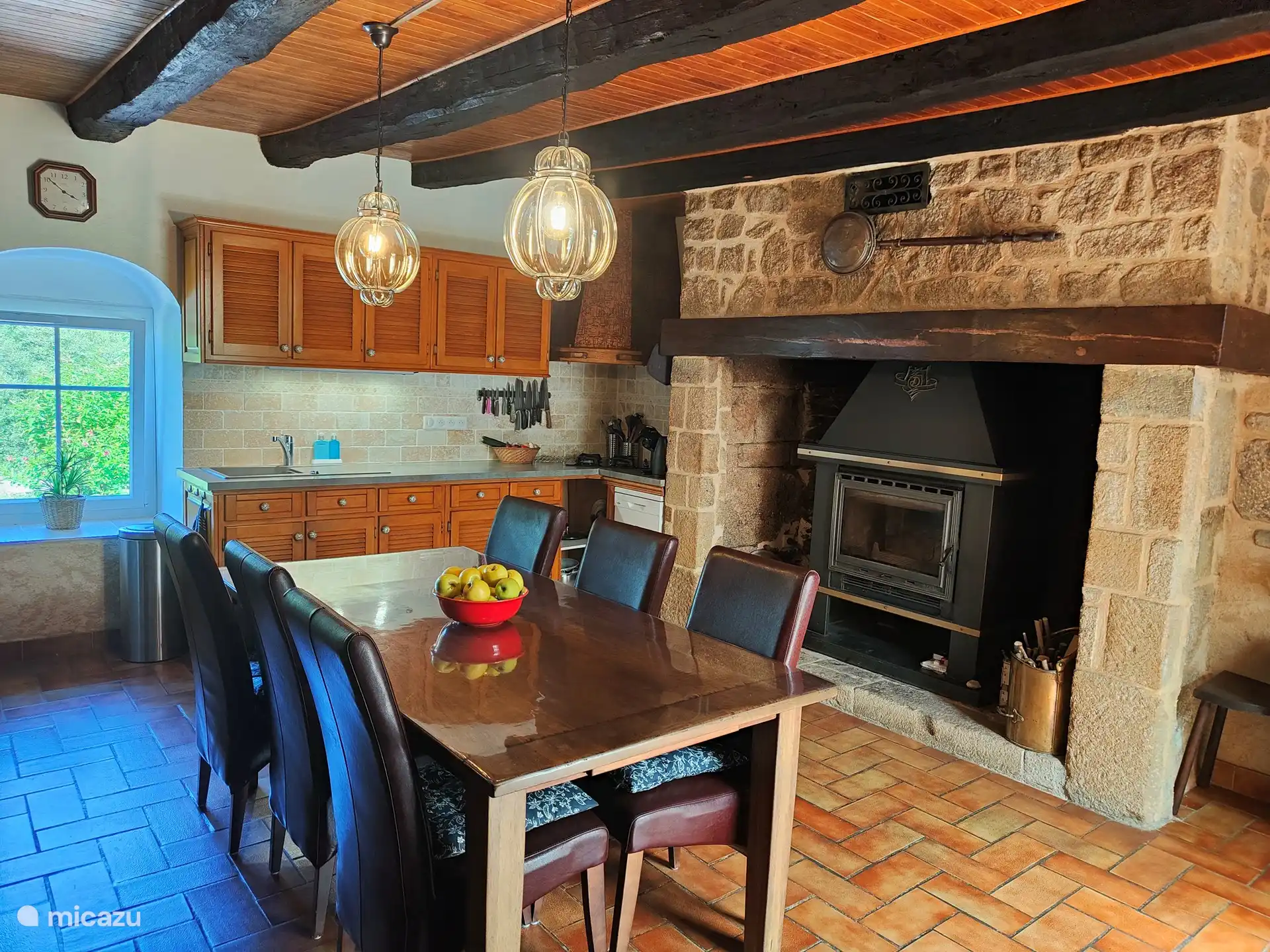 Die Küche ist wirklich das Herz des Hauses, beim Kochen oder alle zusammen am Tisch für ein Spiel. Im Winter ist es hier wunderbar gemütlich und der Holzofen sorgt für eine warme Atmosphäre