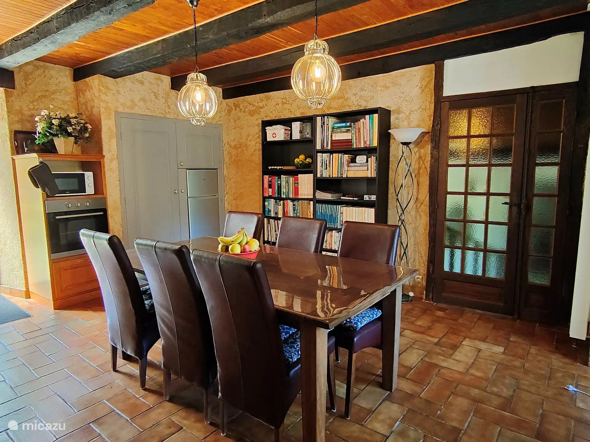 Keine Inspiration zum Kochen oder Backen? Schauen Sie sich eines der Hunderte von Kochbüchern an, die in der Küche stehen