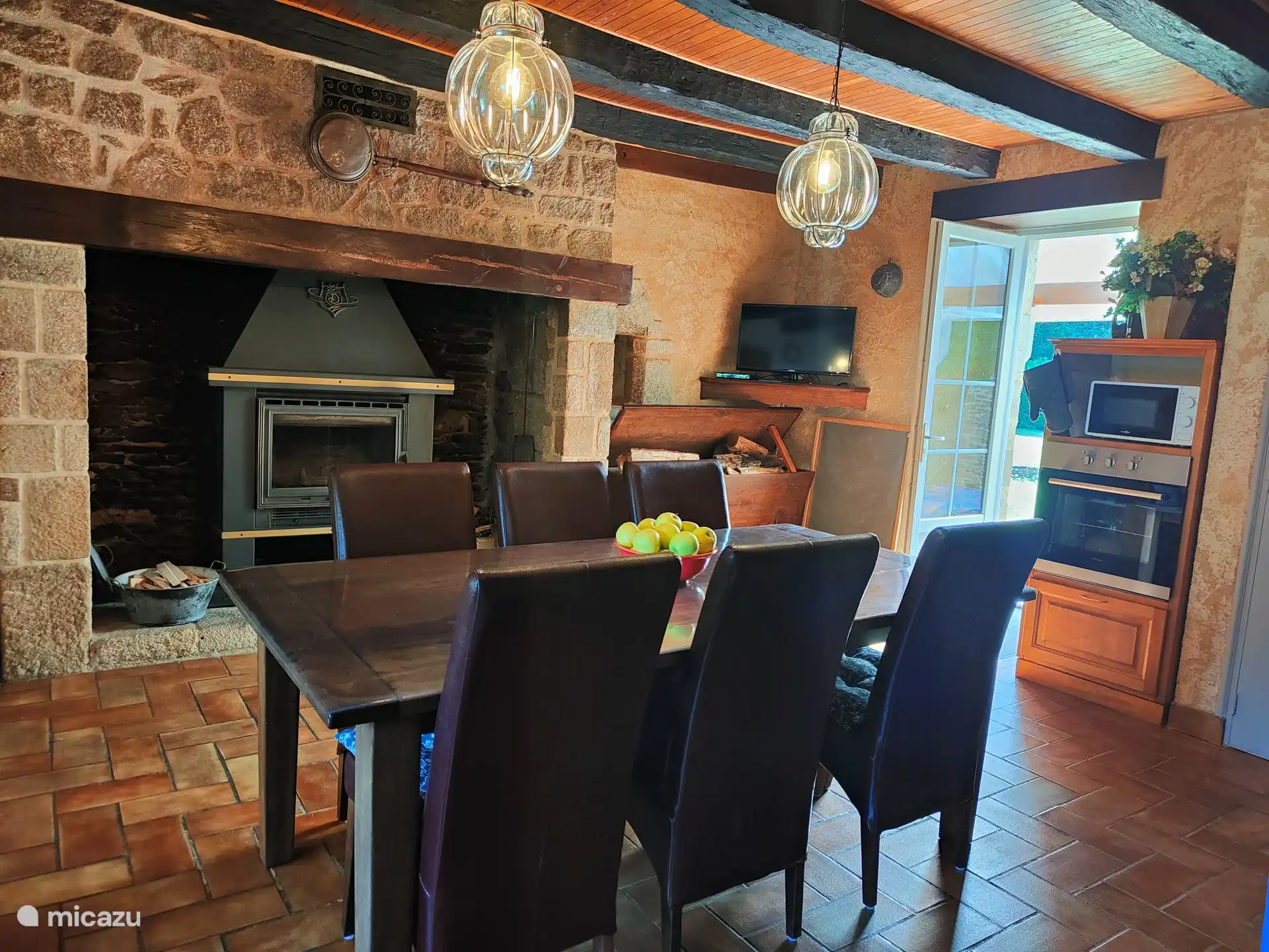 Die Küche ist mit allen erdenklichen Geräten ausgestattet, von der Küchenmaschine bis zum Mixer, von der Mikrowelle bis zum Backofen und vom Toaster bis zur Spülmaschine.