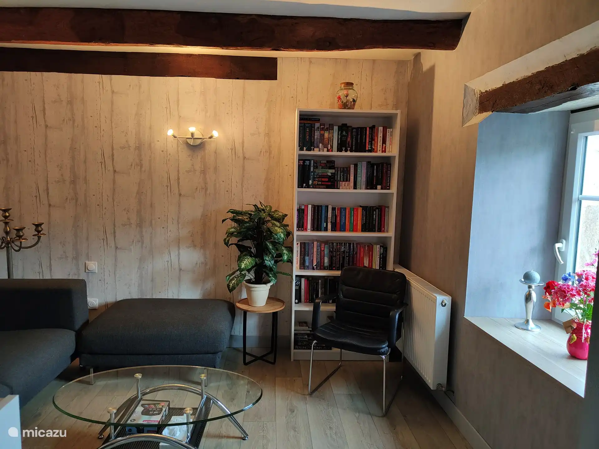 Ein großes Sofa, eine Ottomane oder ein bequemer Stuhl. Wählen Sie, wo Sie sich ein Buch holen oder sich eine der 400 DVDs schnappen und einen entspannten Filmabend verbringen möchten.