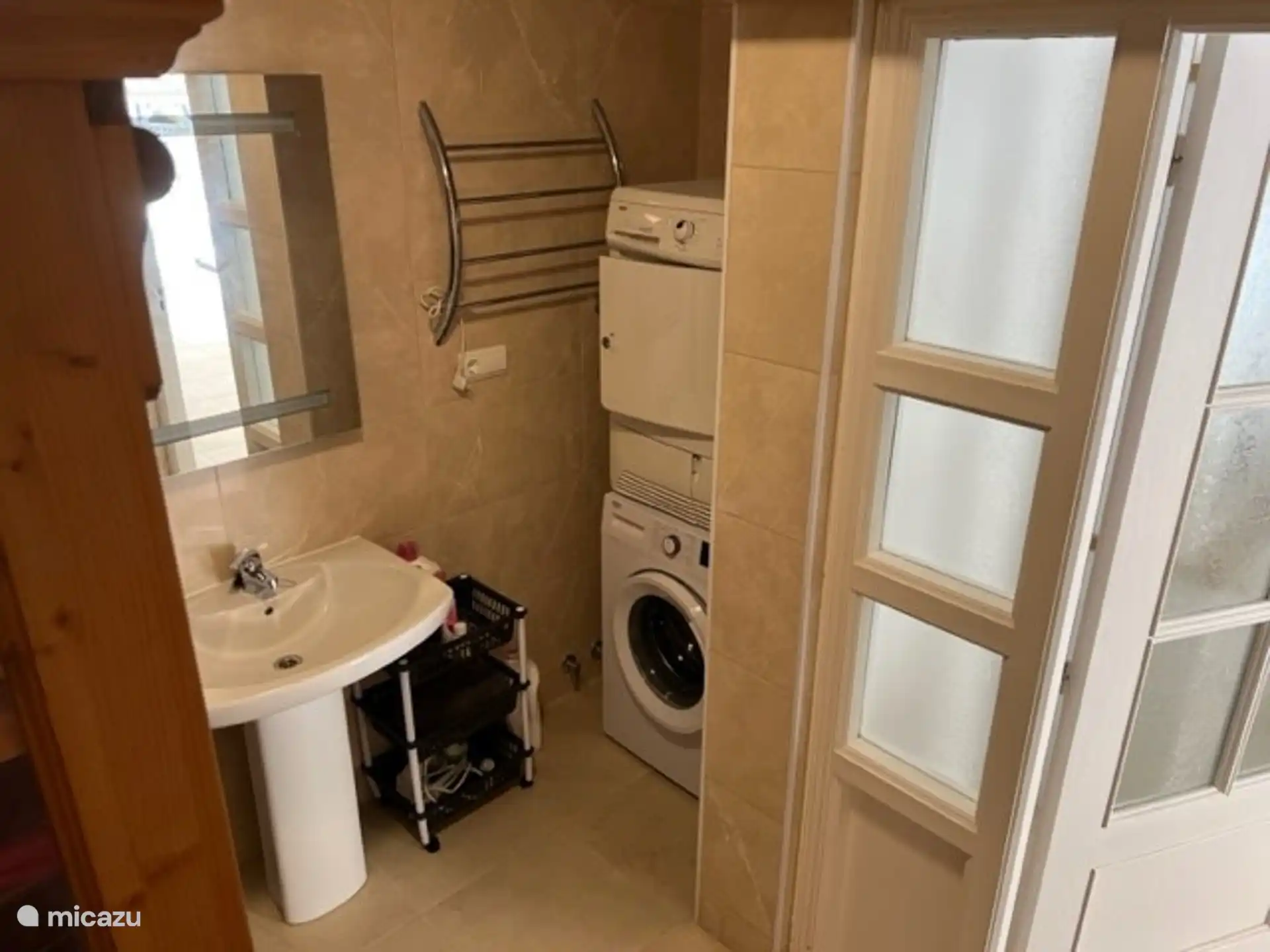 Hauswirtschaftsraum mit Waschmaschine und Trockner