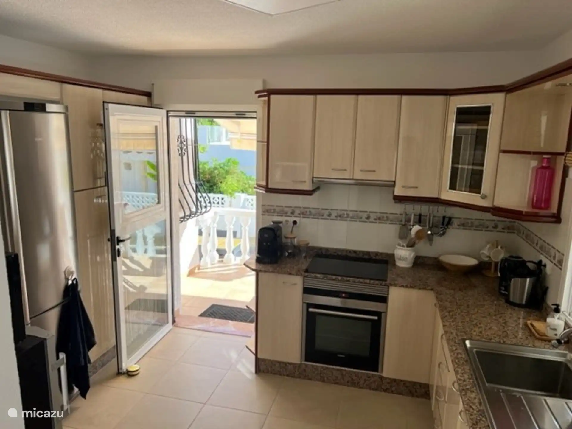 Küche mit Kühlschrank, Geschirrspüler und Elektroherd mit Backofen 