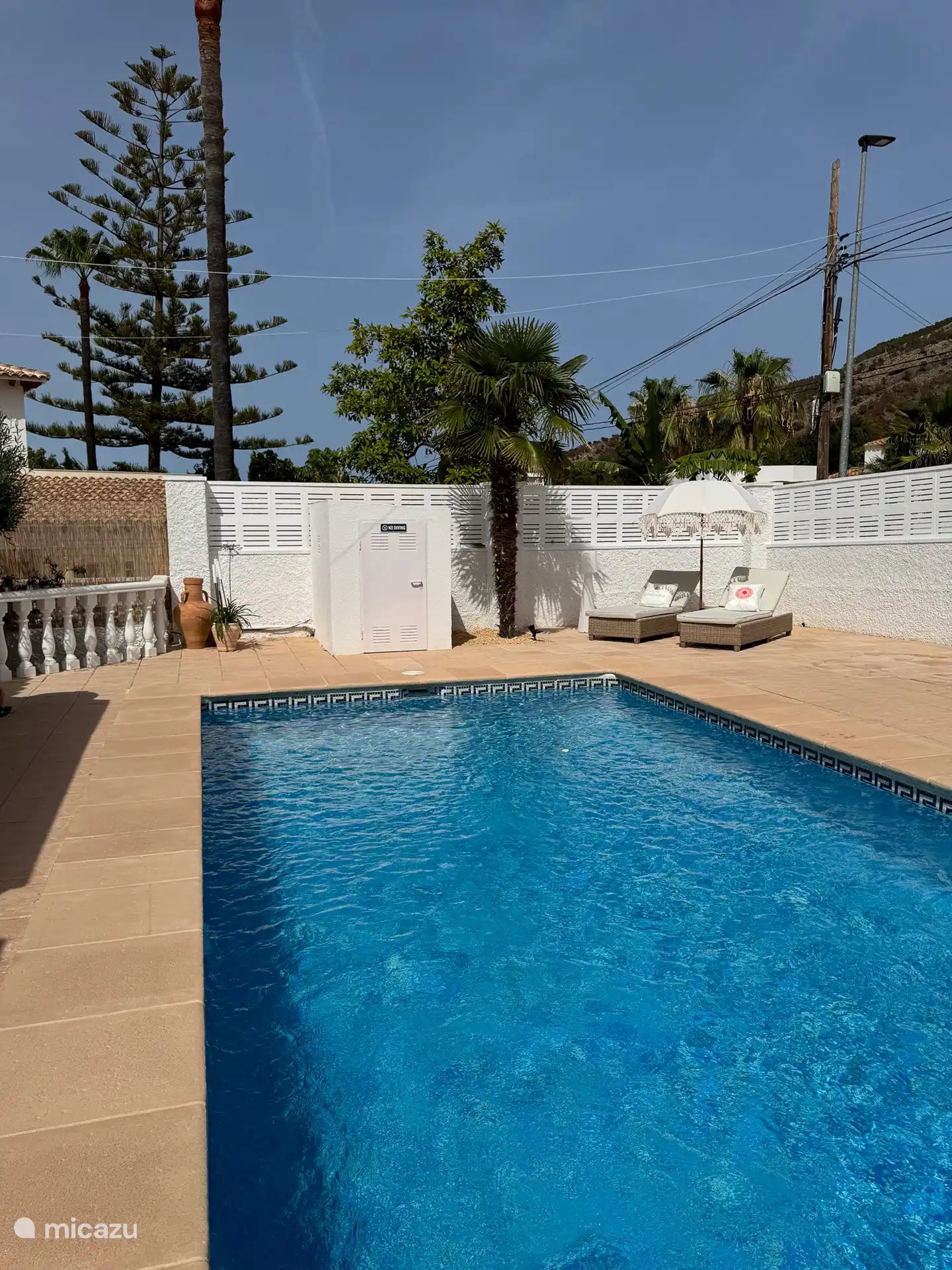 Terrasse mit Sonnenliegen