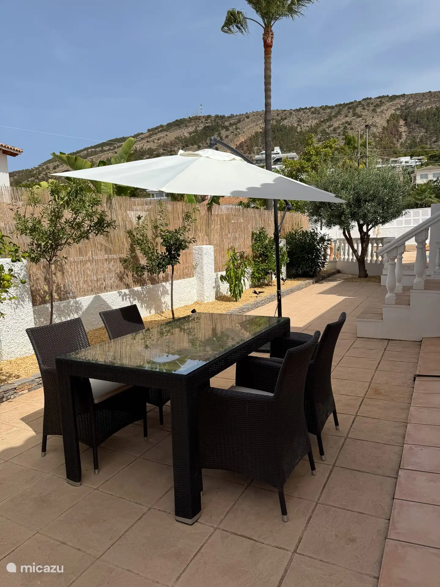 Essbereich, seitliche Villa mit Bergblick