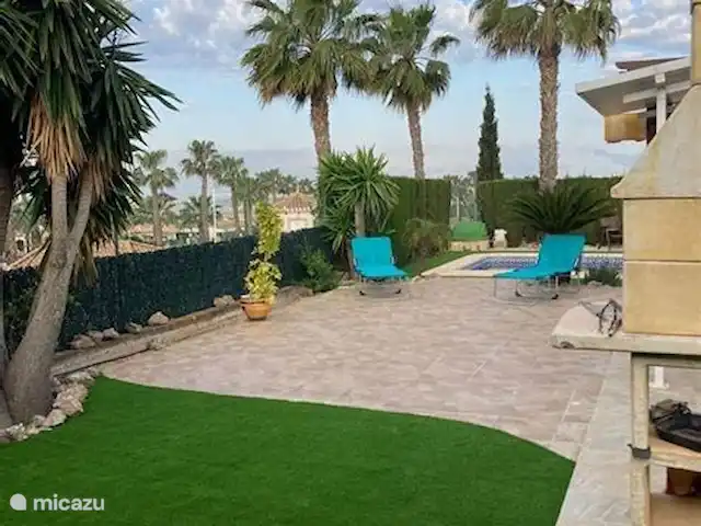 Casa Relax | Espagne, Costa Cálida, Mazarrón - villa Casa Relaxje est idéal pour les familles. Il y a du gazon artificiel autour de la piscine, afin que les enfants puissent jouer en toute sécurité sans glisser. De plus, il y a une grande terrasse avec du gazon artificiel et des carreaux où les enfants peuvent s’amuser.